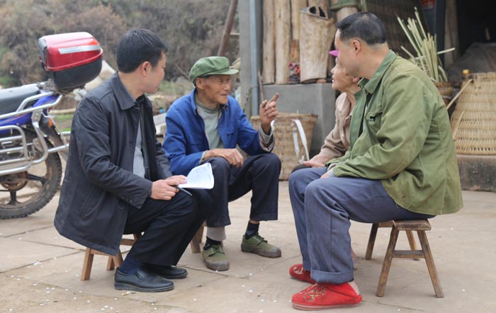 机关干部帮助精准帮扶对象制定脱贫方案 拷贝.jpg