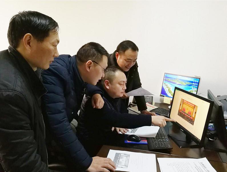 平昌县白衣纪工委书记魏渊明与同事一起讨论学习省纪委全会决议"省委