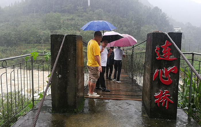 南江县战汛路上风雨同行